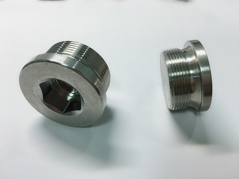 zakázkový šroub z nerezové oceli s kroužkem na klíče ss